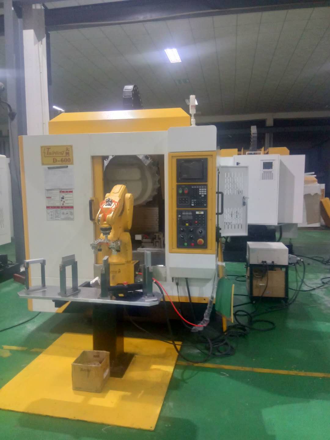 高速钻孔攻牙机D-600 (带机械手，全自动上下料）